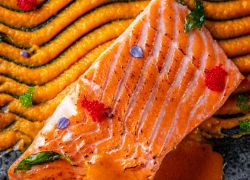 Картинка Обожженный лосось с овощным кремом и сливочным соусом “Биск”